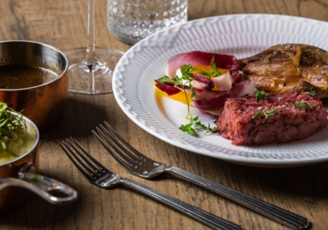 Guide 2023: Find de bedste julefrokost menuer og få 1/3 skåret af prisen