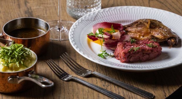 Guide 2023: Find de bedste julefrokost menuer og få 1/3 skåret af prisen