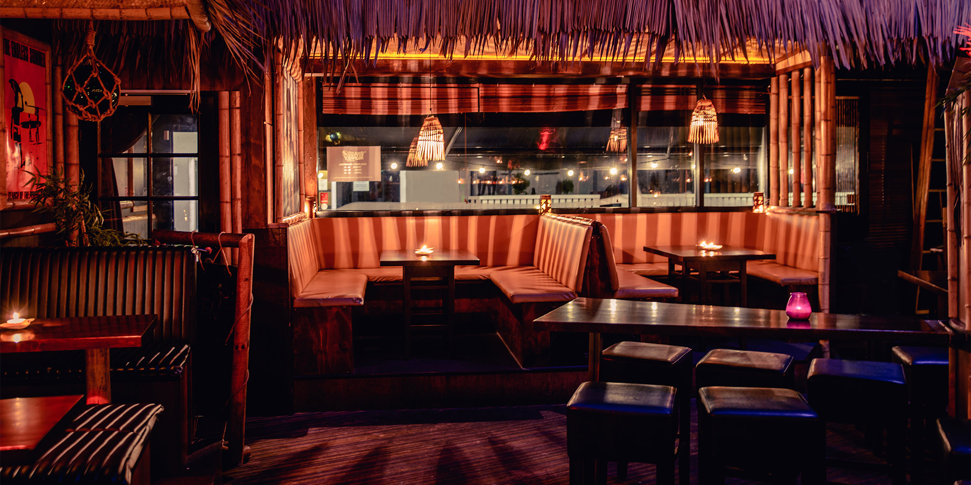 Brass Monkey Bar Book bord med 1/3 skåret af prisen her!